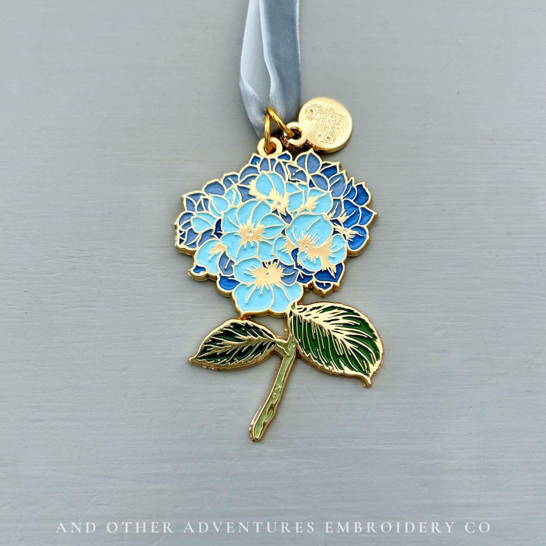 【ジャンティ】ブルーの花デザインイヤリング Blue Hydrangea Ornament - And Other Adventures Embroidery Co