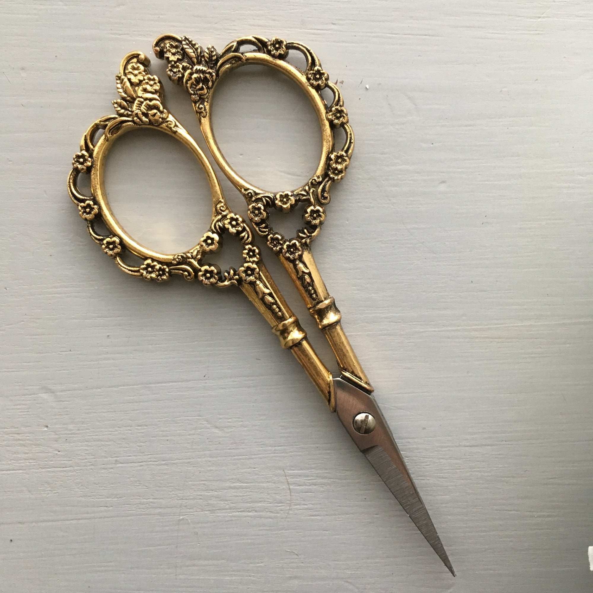 Mgaxyff Retro Scissor Vintage Embroidery DIY Hand Made Cross stitch Craft  Sewing Accessories(Rose Gold ) 